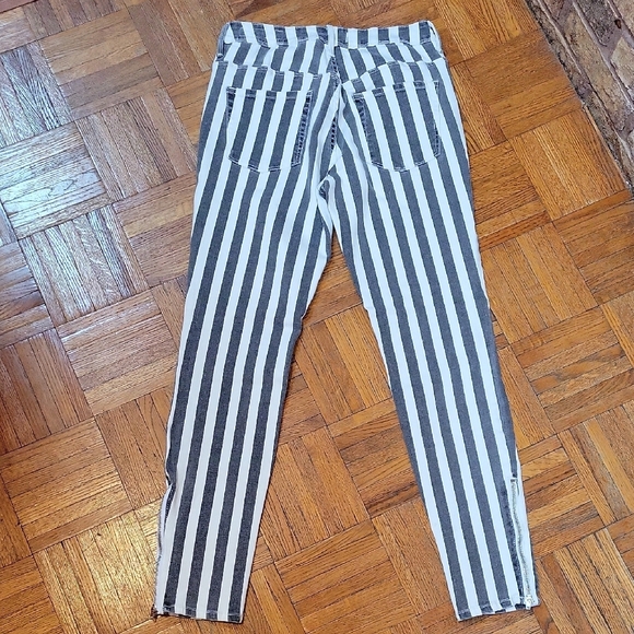Bullhead Black and White Striped High-Rise Skinniest Jeans Size 9 Like New - Picture 9 of 12